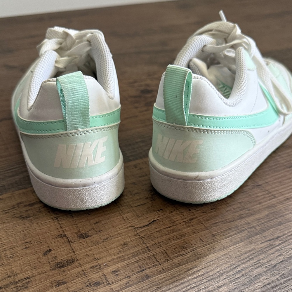 Nike Kids Low Sneakers in Mint and White Size 5 Big Kids - Picture 6 of 14